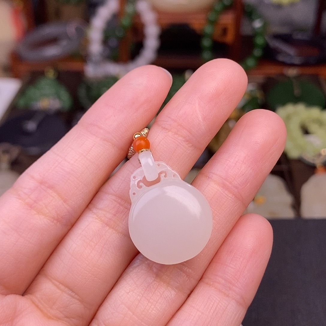 和田玉熟藕粉老料圆牌吊坠清货价未镶嵌