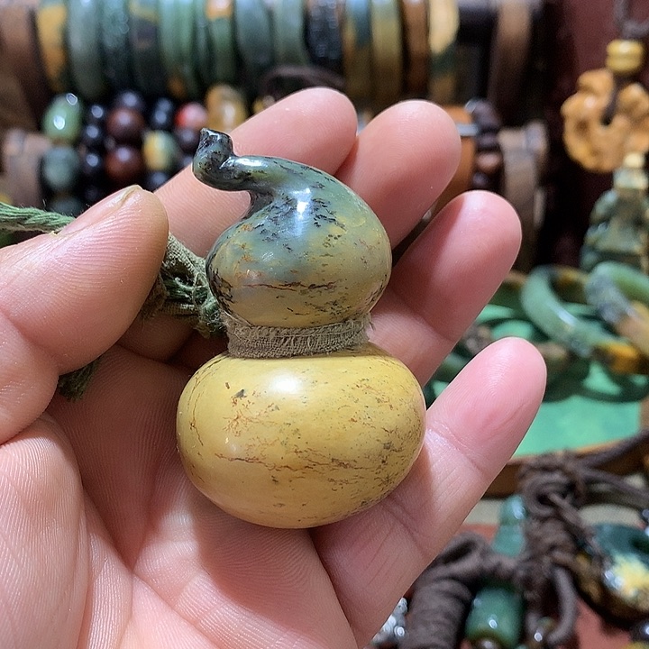 未镶嵌岫岩河磨玉（透闪石质玉）挂件胡***?