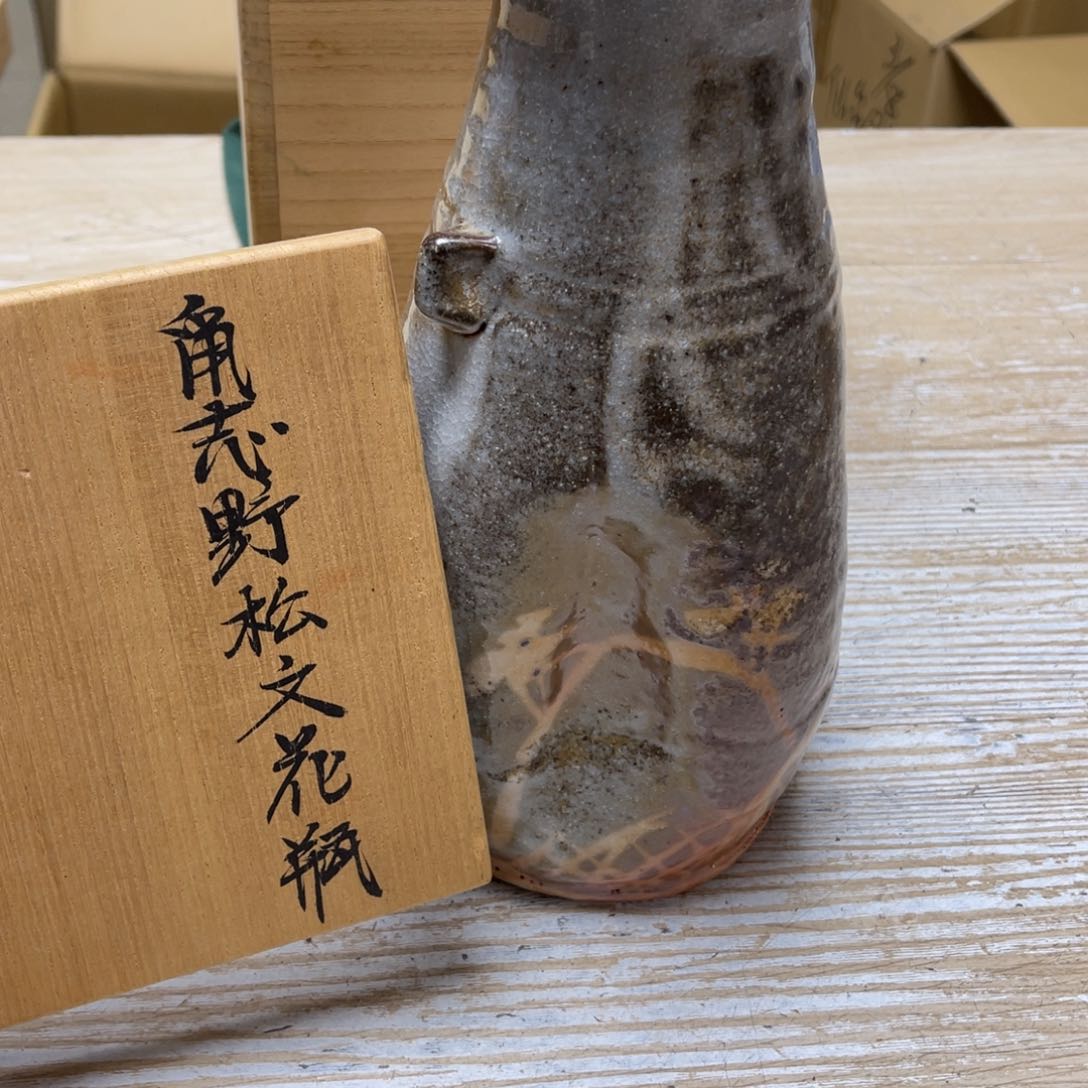 瓷片密密麻麻地排列着一个