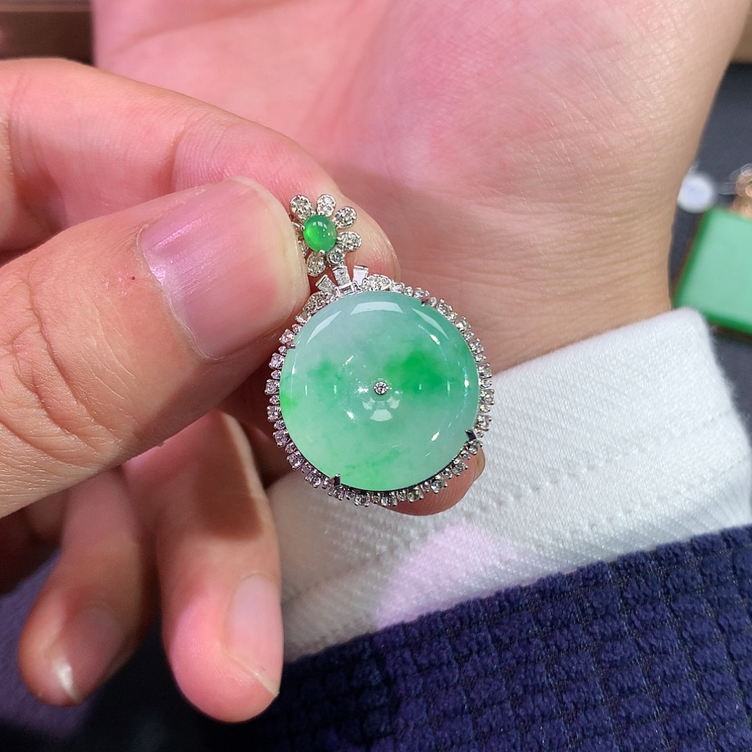 翡翠吊坠(赠链)18K金镶嵌