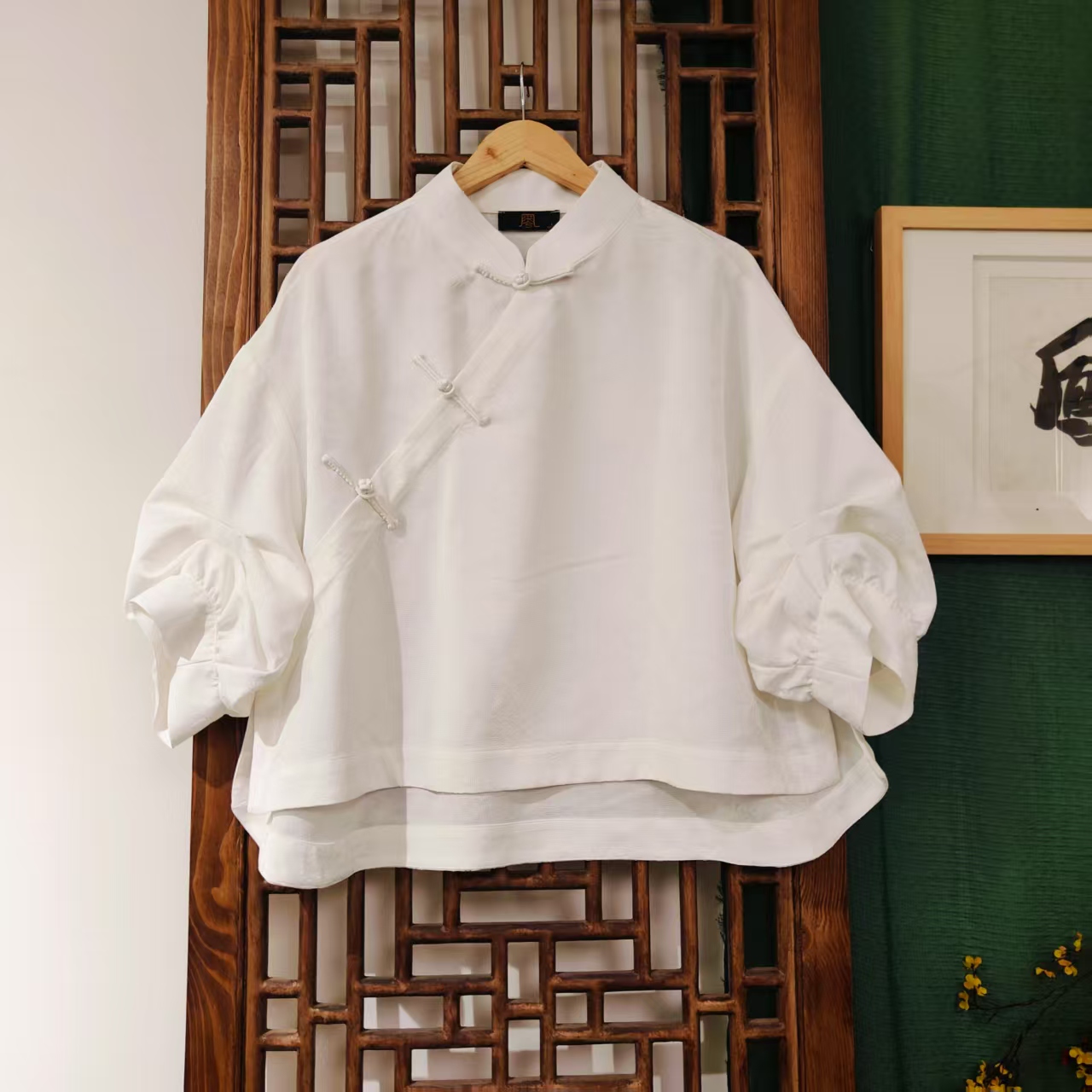 凤徕兮私人定制白色光板捏褶袖斜襟盘扣短上衣 (LS488-6) 白