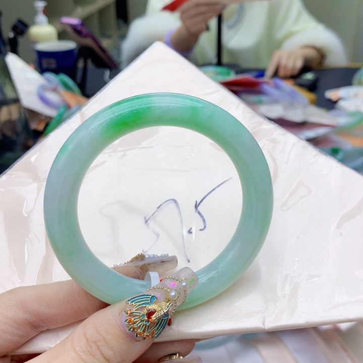 翡翠手镯未镶嵌翡翠手镯