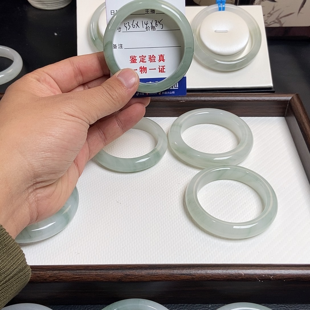 穿***羊石英质玉未镶嵌手镯1