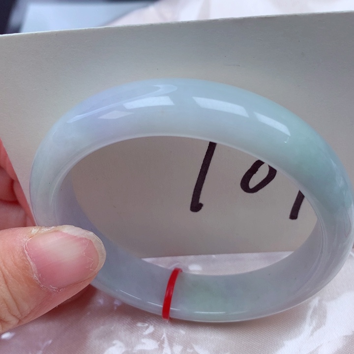 翡翠手镯未镶嵌翡翠