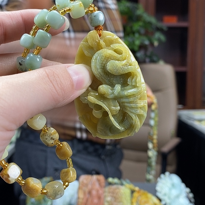 蛇纹石玉未镶嵌颈饰