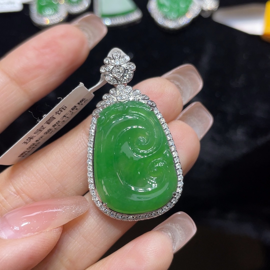 翡翠颈饰18K金镶嵌天然缅甸翡翠