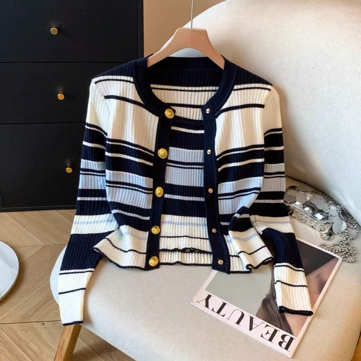 新款单排扣长袖针织开衫女秋季百搭小吊带两件套针织衫