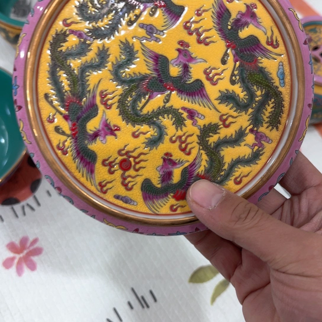 瓷片瓷器上还有一些花纹较小而且