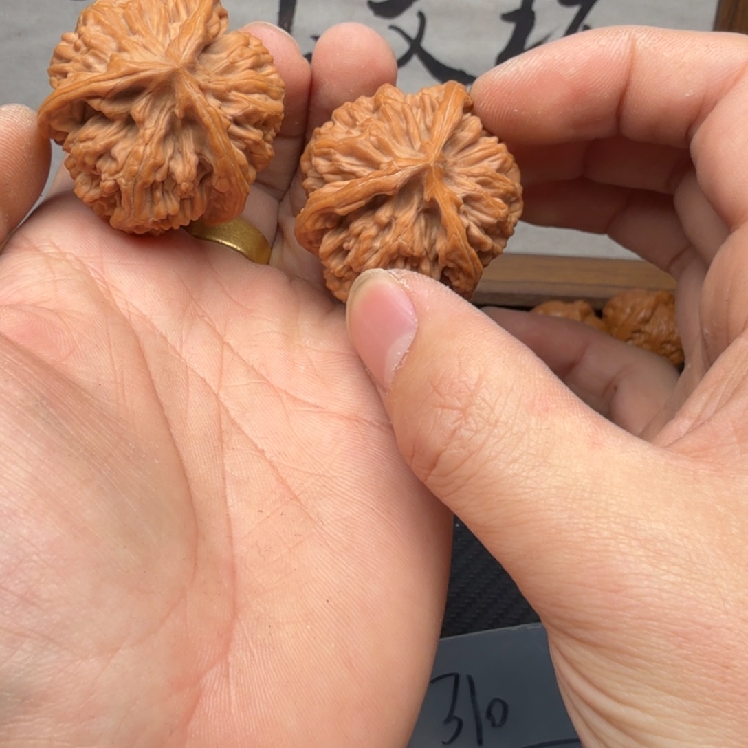 ****文玩核桃吊坠帝王三棱310  41