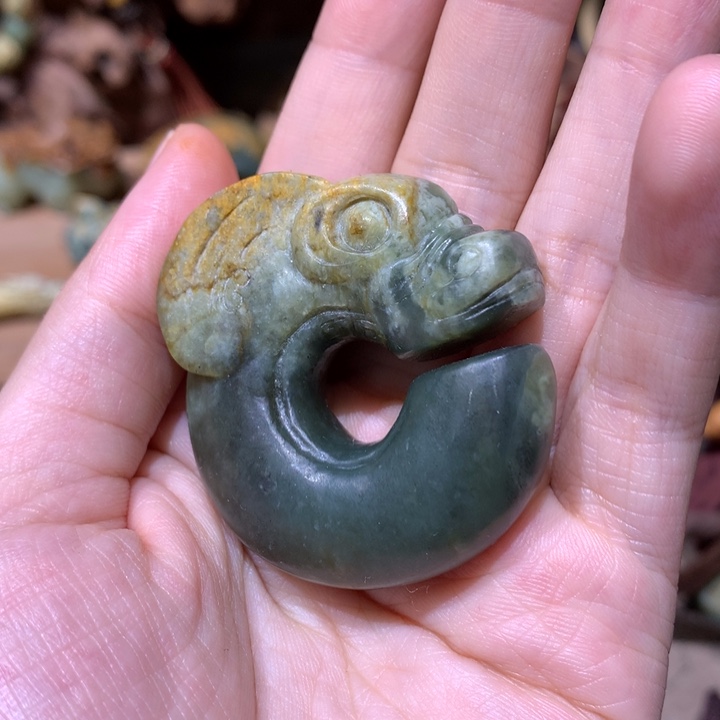 未镶嵌岫岩河磨玉（透闪石质玉）挂件