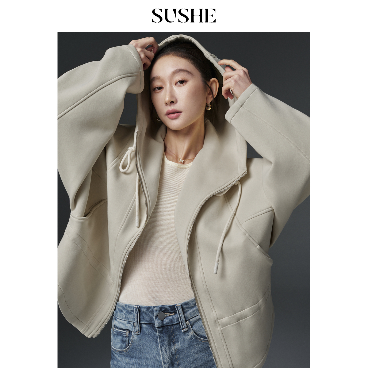 束皙SUSHE 提春 休闲感 空气层双面棉橡筋收腰宽松连帽卫衣外套女