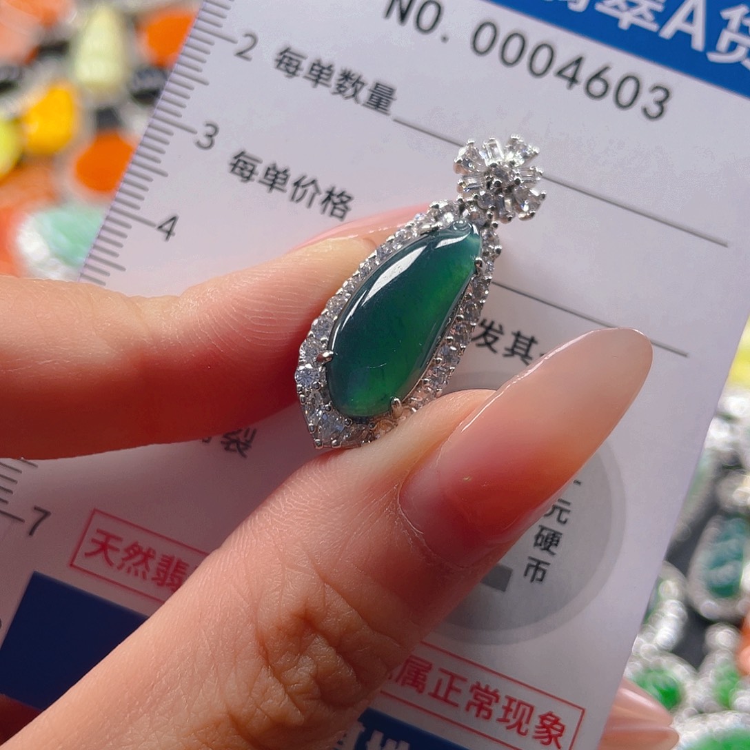 翡翠未镶嵌吊坠(不含链)