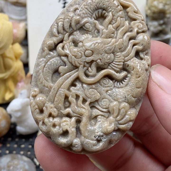 颈饰未镶嵌硅化珊瑚（珊瑚玉）有瑕