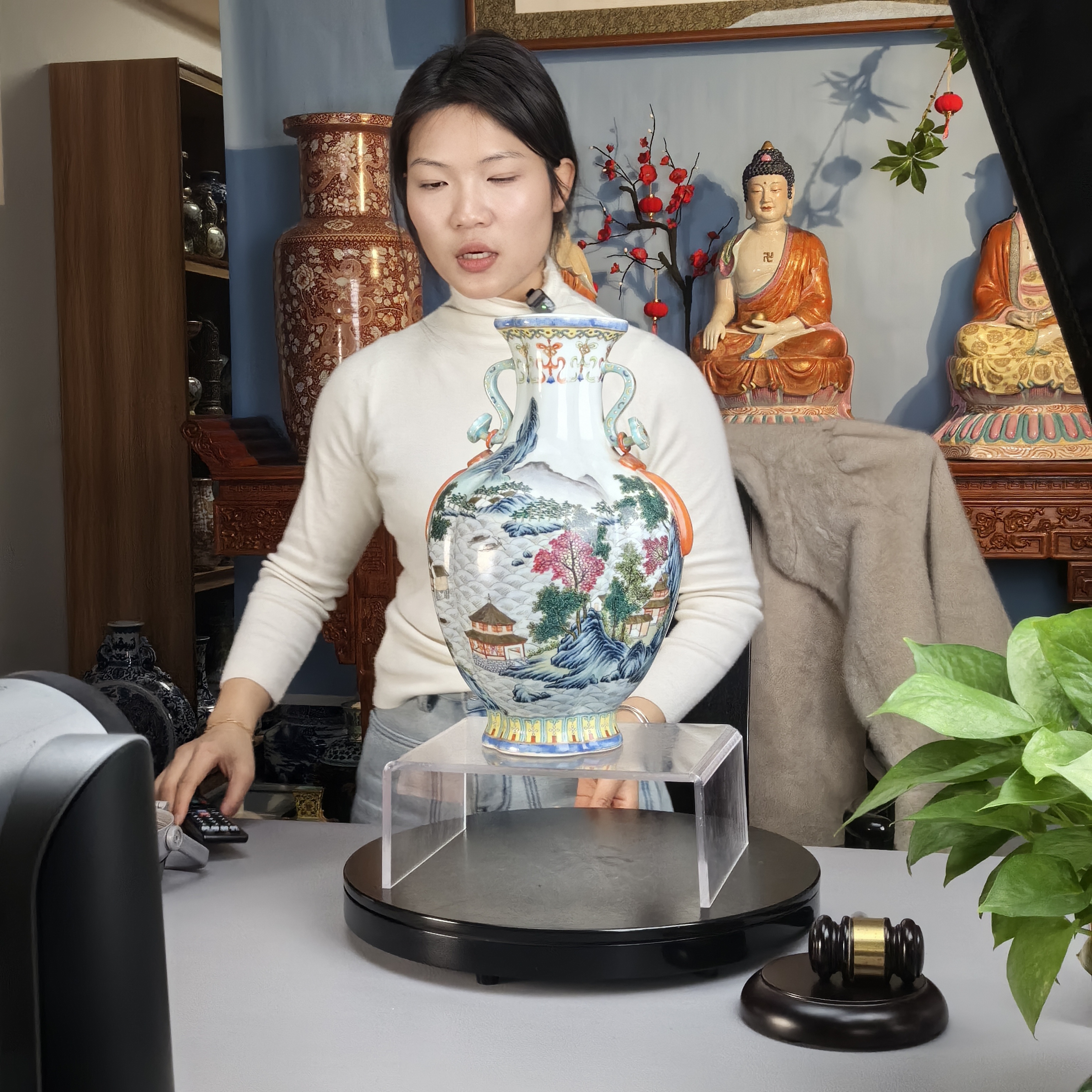 清 中期粉彩海棠山水赏瓶