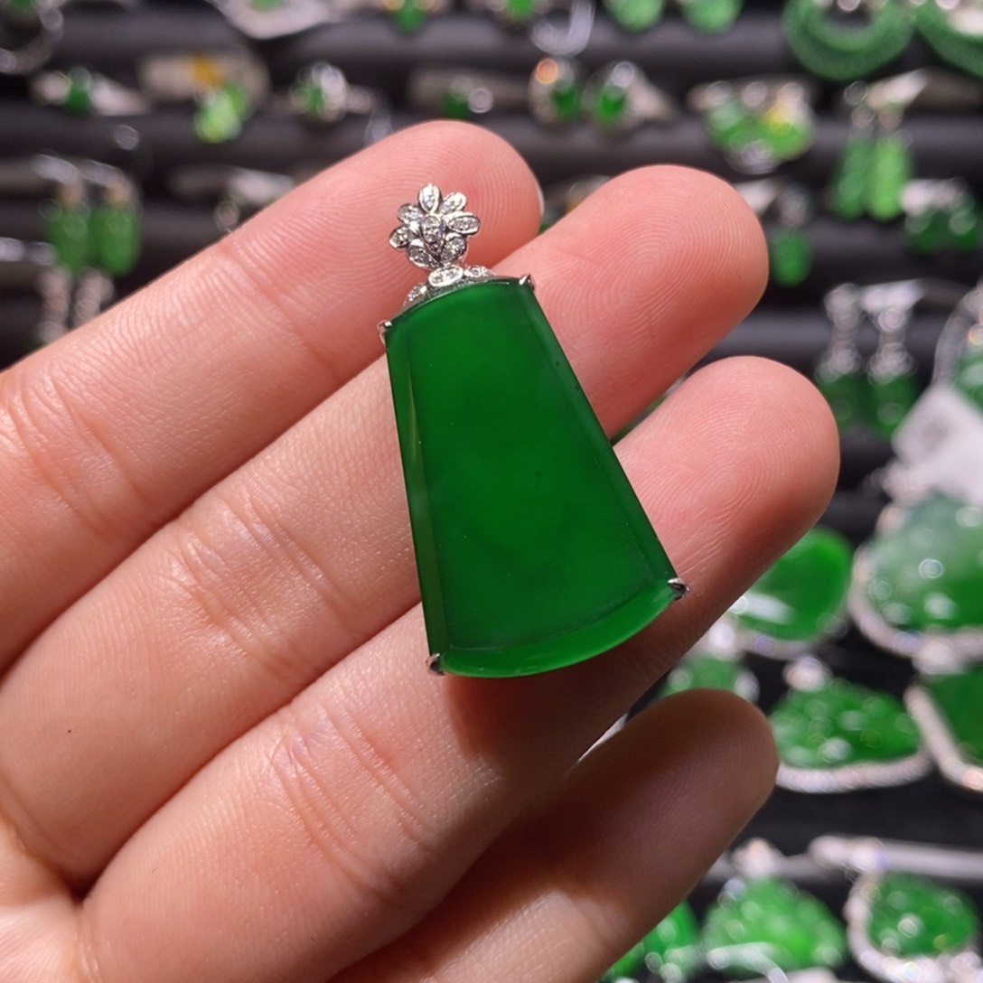 翡翠颈饰18K金镶嵌天然翡翠