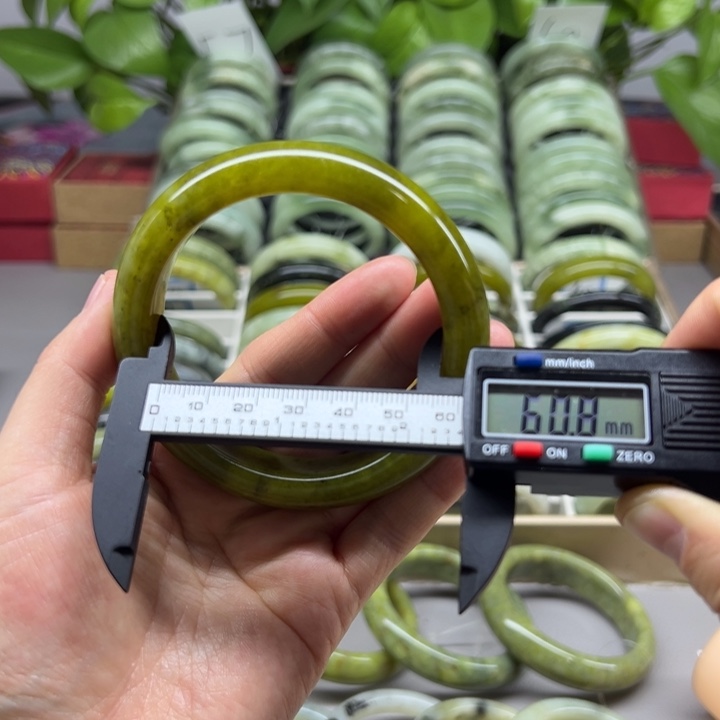 蛇纹石玉未镶嵌手镯8