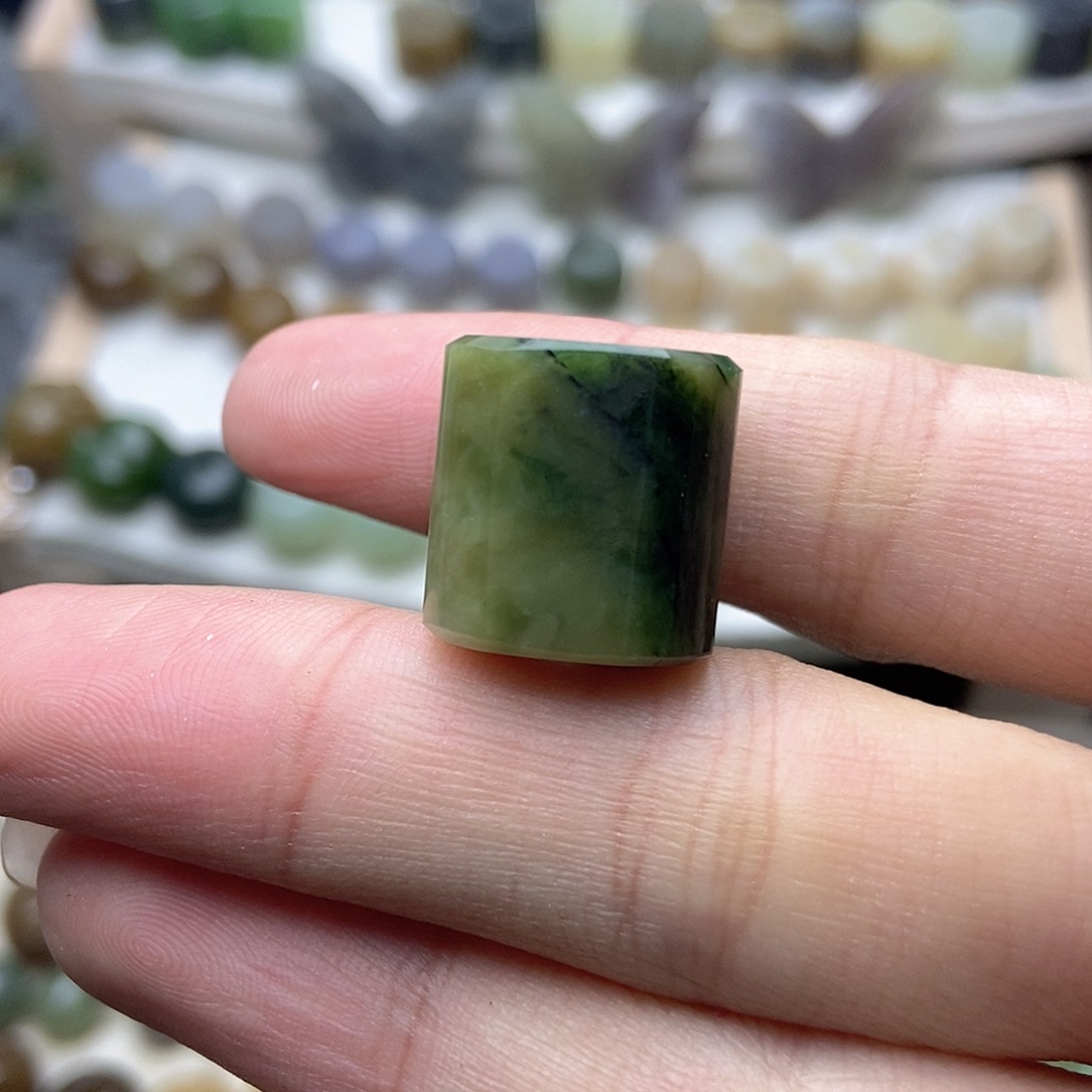 老***七和田玉未镶嵌颈饰买断不退换