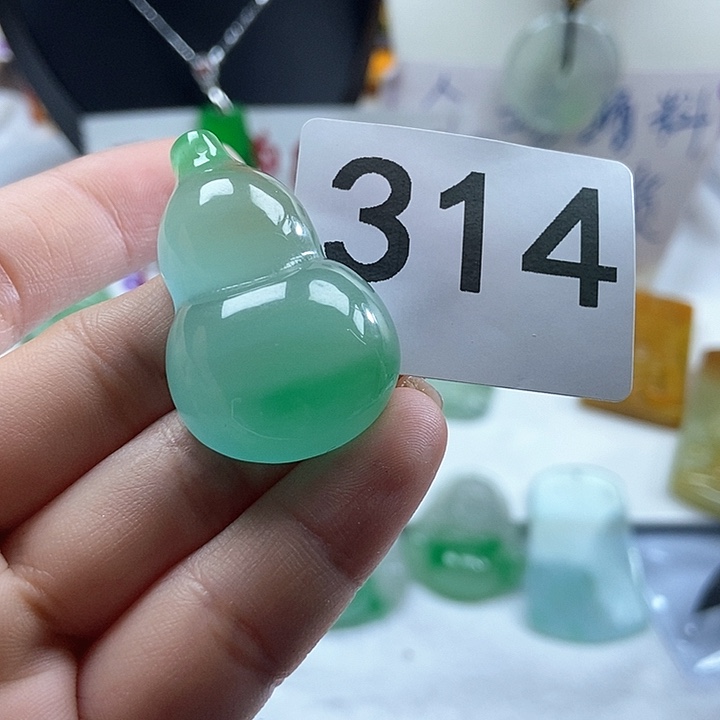 翡翠未镶嵌吊坠(赠链)