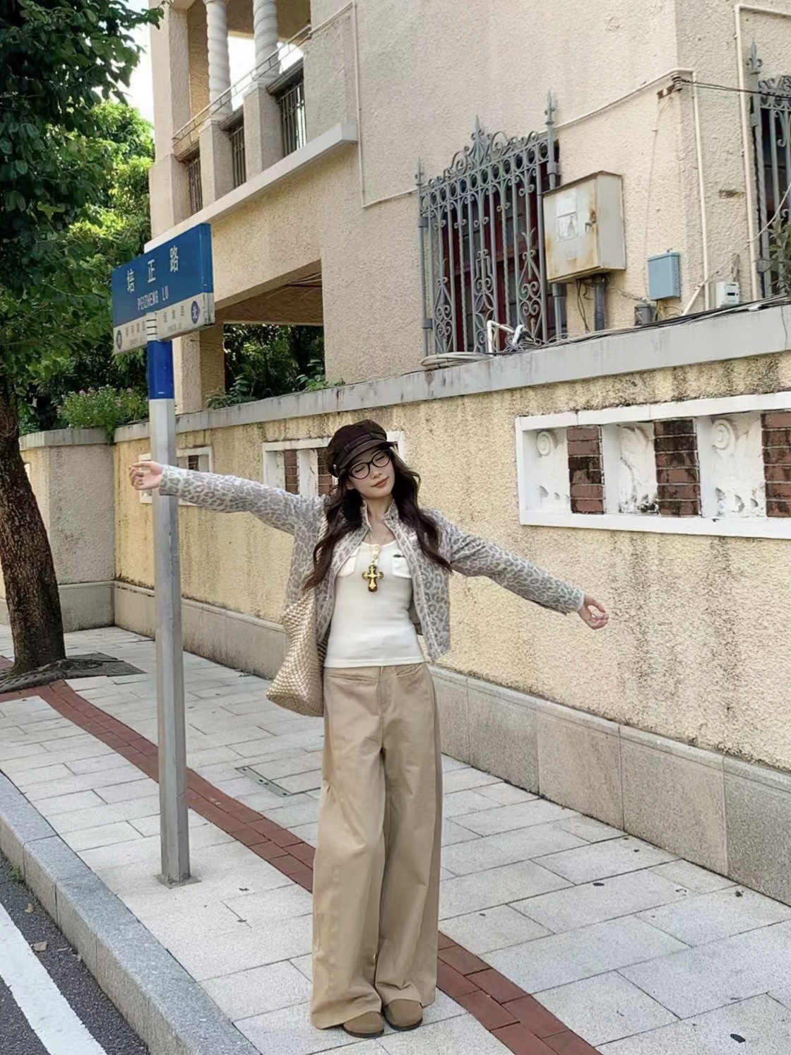 浅色豹纹立领短外套女百搭背心加翻袋卡其阔腿裤时尚套装