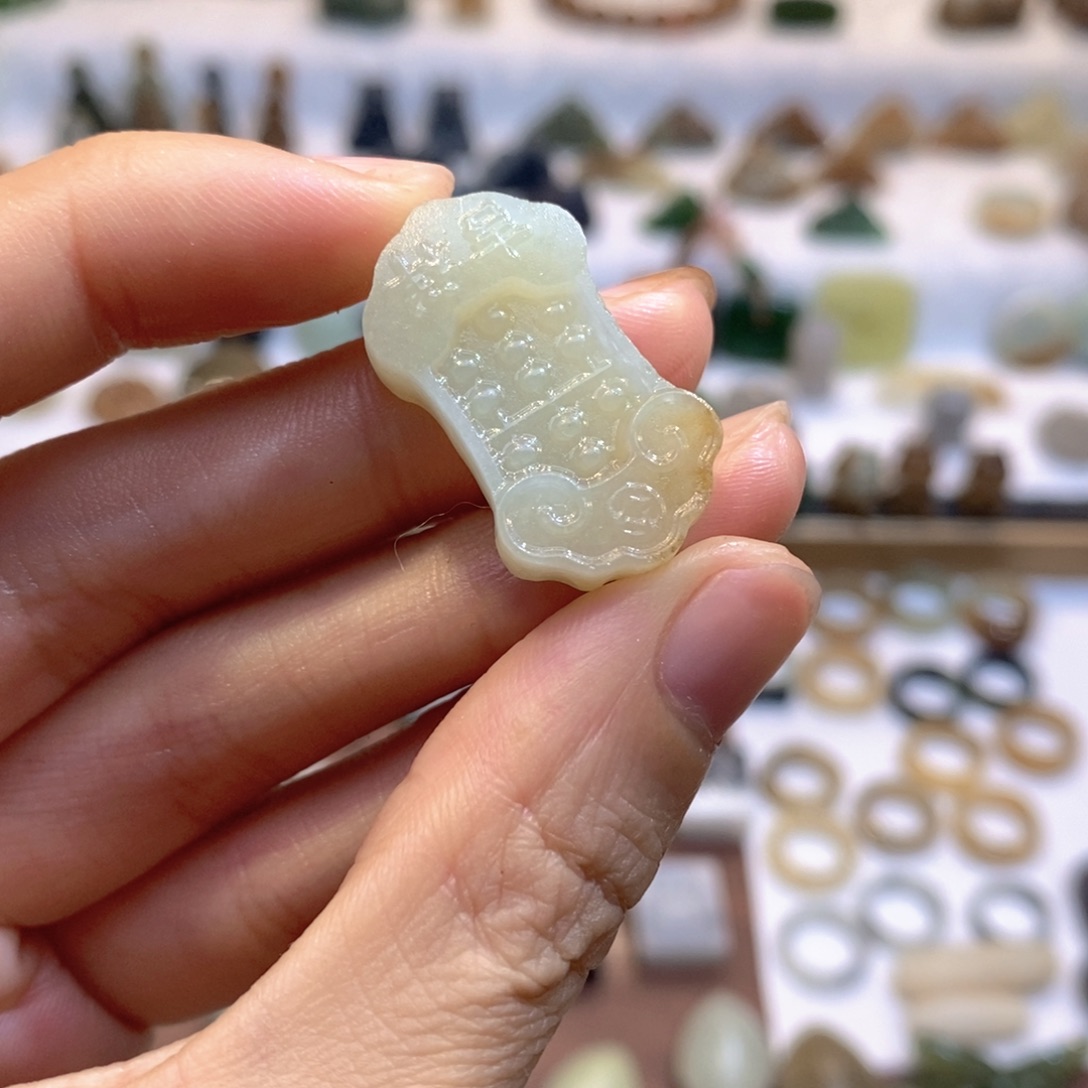 顺***利和田玉未镶嵌颈饰