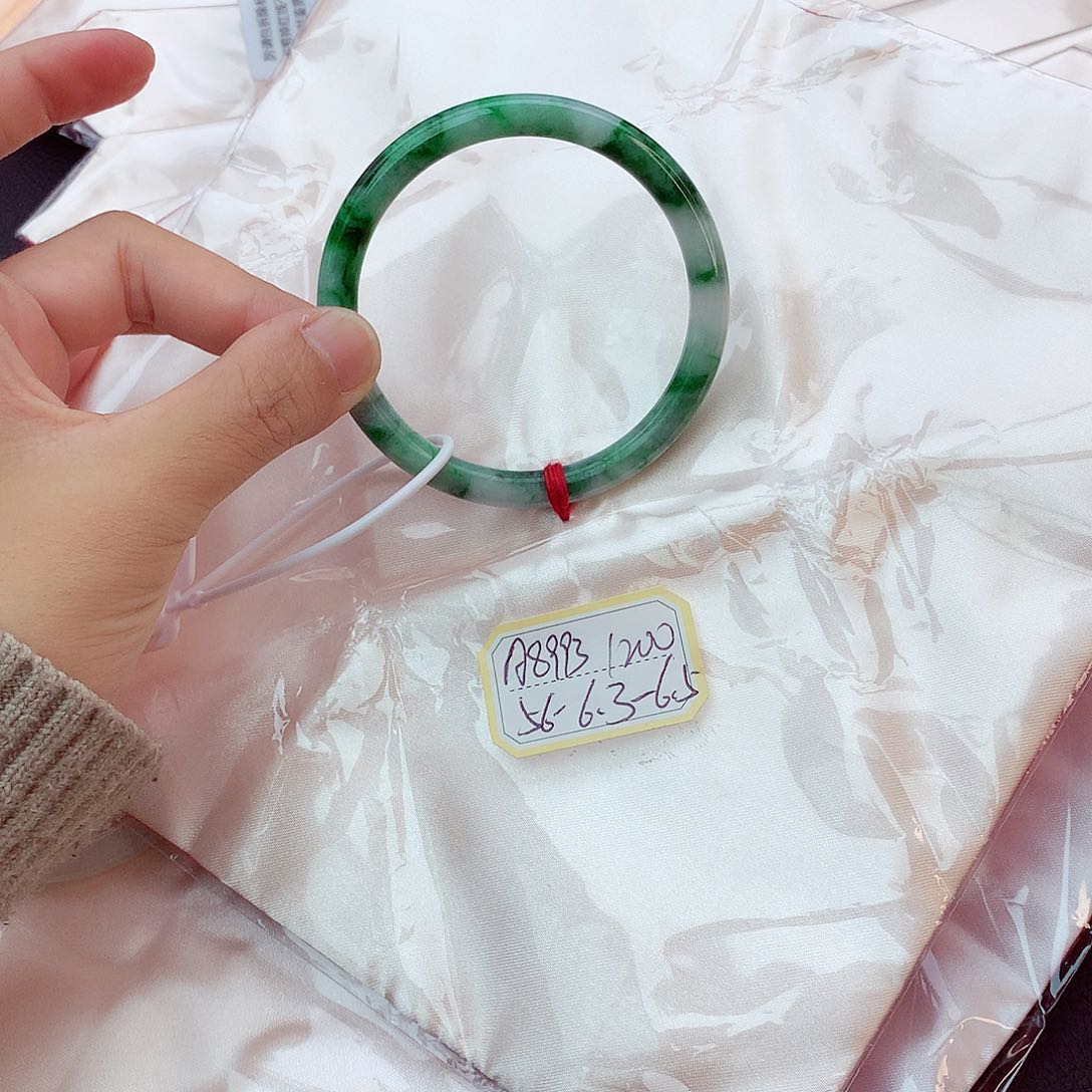 翡翠手镯未镶嵌翡翠