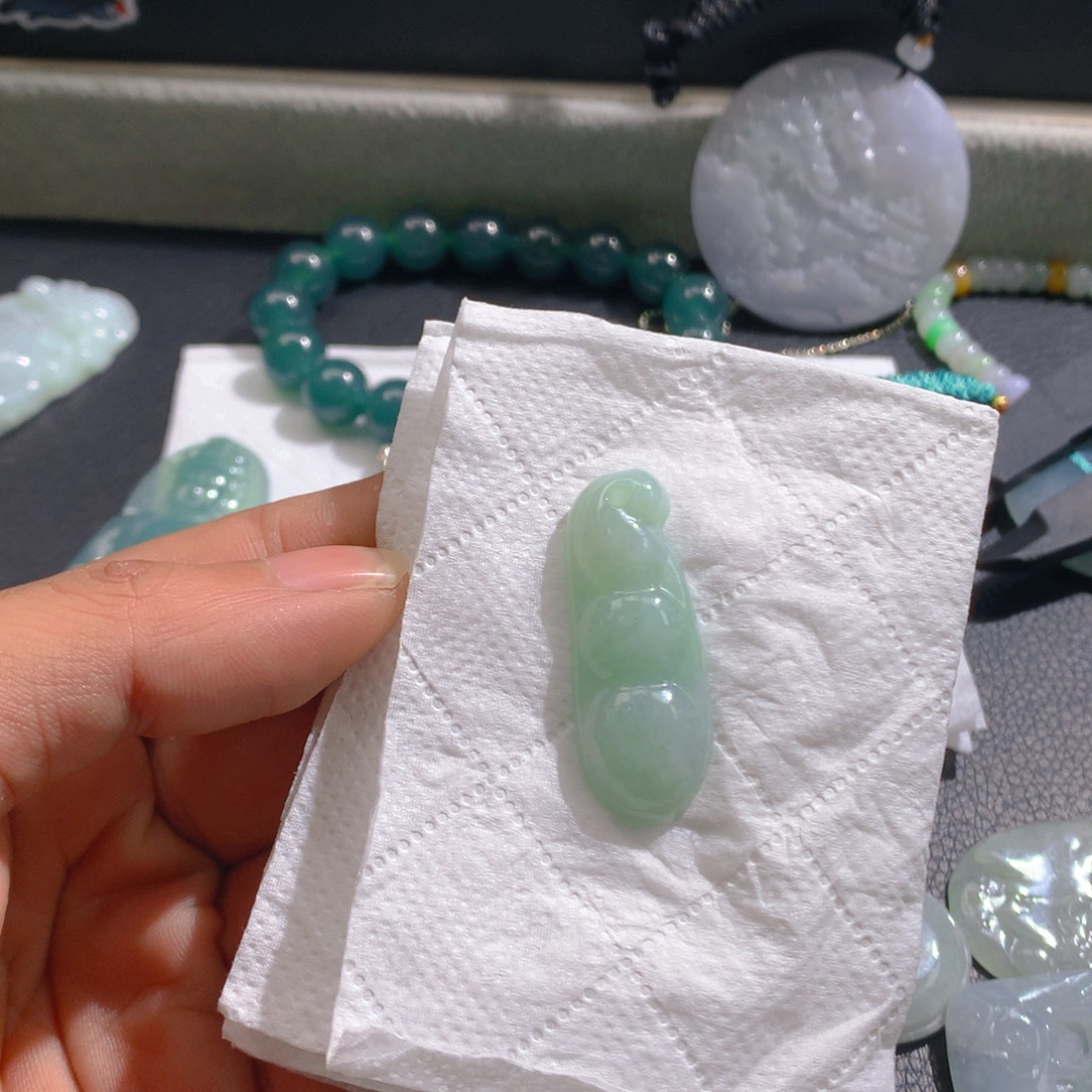 J***1翡翠未镶嵌颈饰翡翠