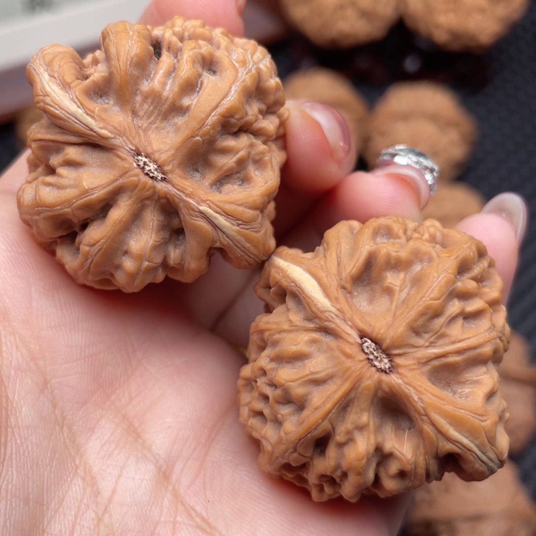 万***山文玩核桃吊坠红锦鲤