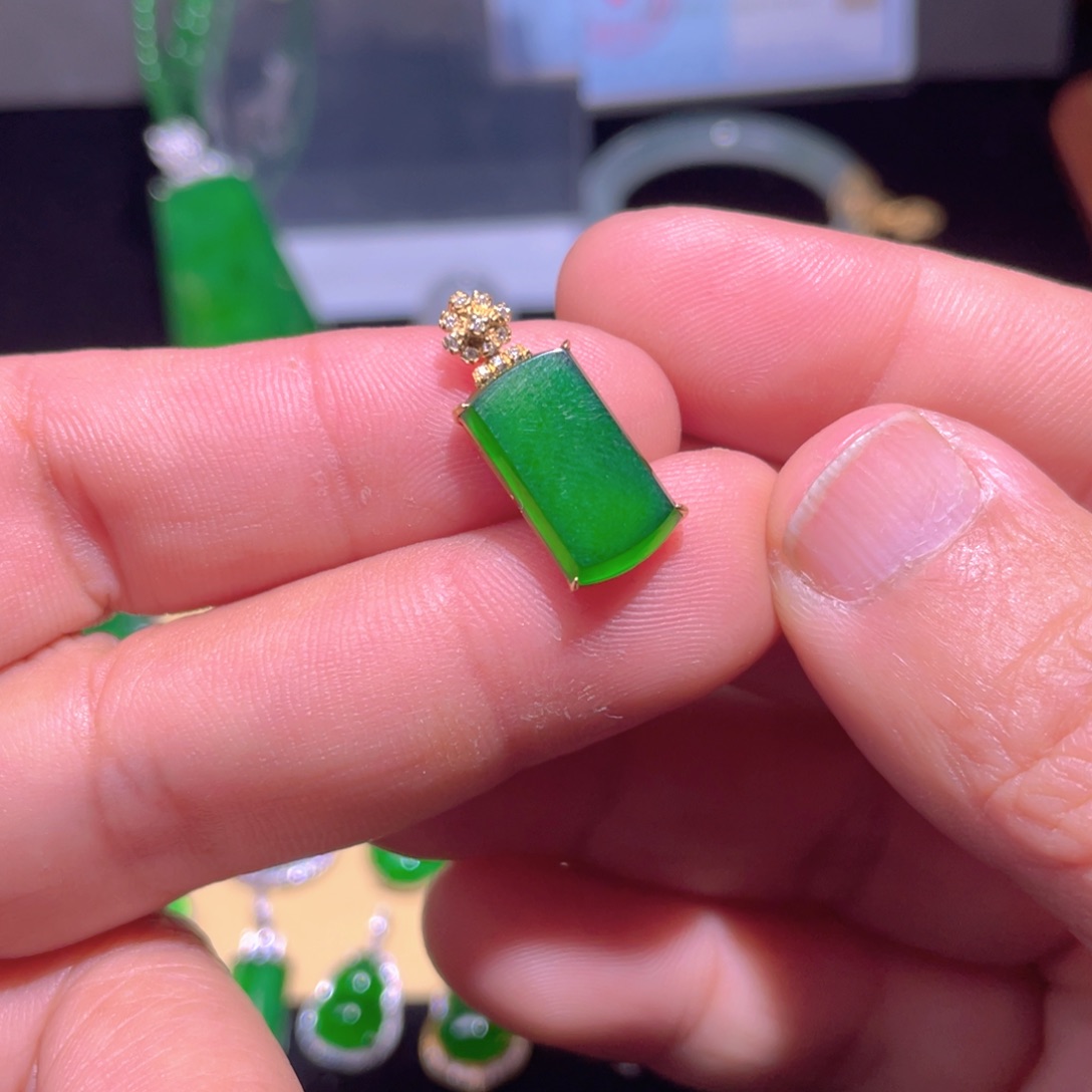 翡翠颈饰18K金镶嵌翡翠