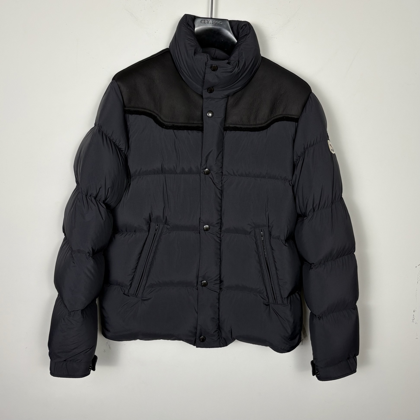 MONCLER/盟可睐  黑色短款羽绒服 2541069