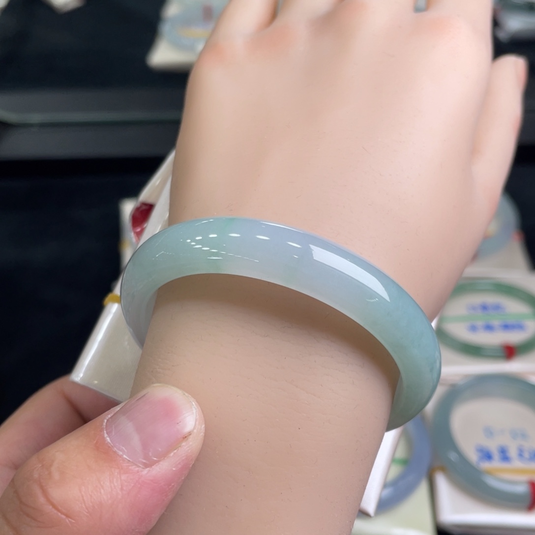 翡翠手镯未镶嵌翡翠手镯