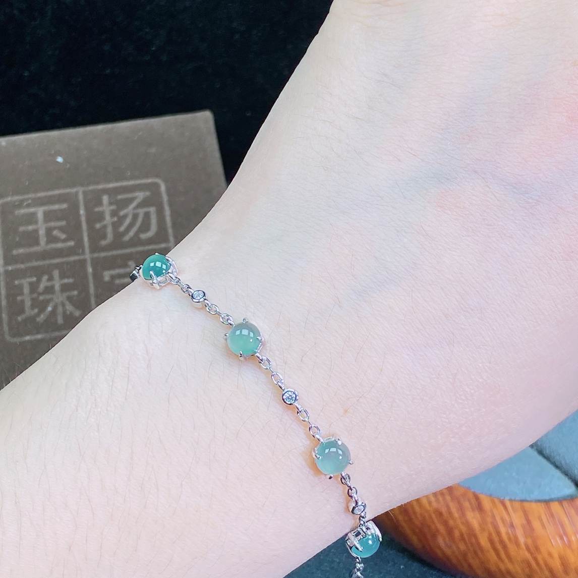 天然翡翠A货温柔时尚设计款手链通体S925银镶嵌