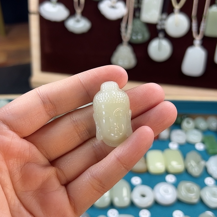 万***疼和田玉未镶嵌颈饰