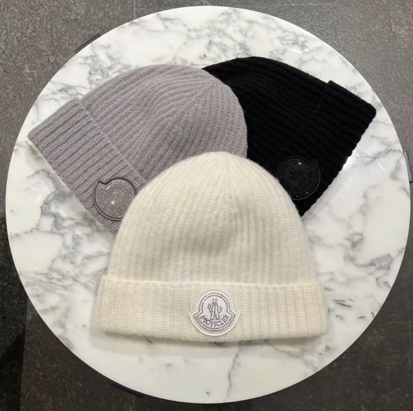 全新未使用 MONCLER 蒙口羊毛带钻针织帽