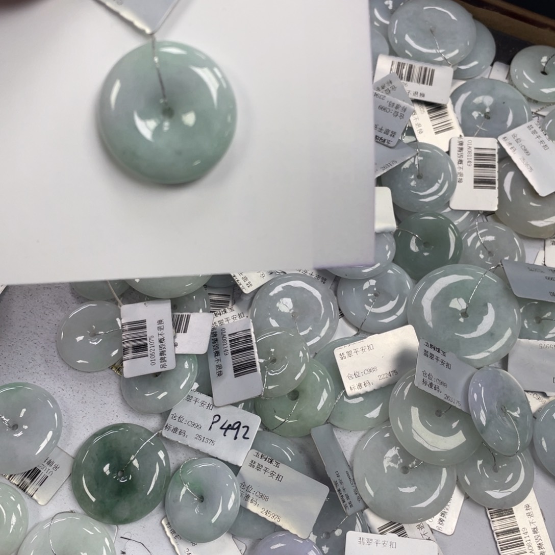 翡翠颈饰未镶嵌平安扣