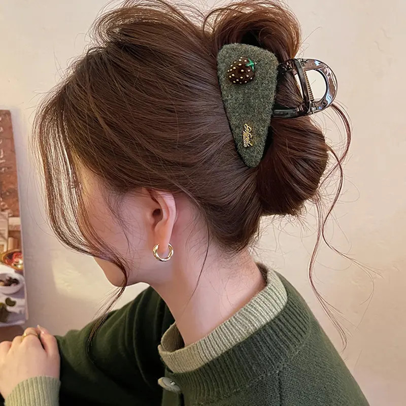 草莓毛毡三角头发抓夹女高级感鲨鱼夹2025新款发夹巨好看百搭发饰