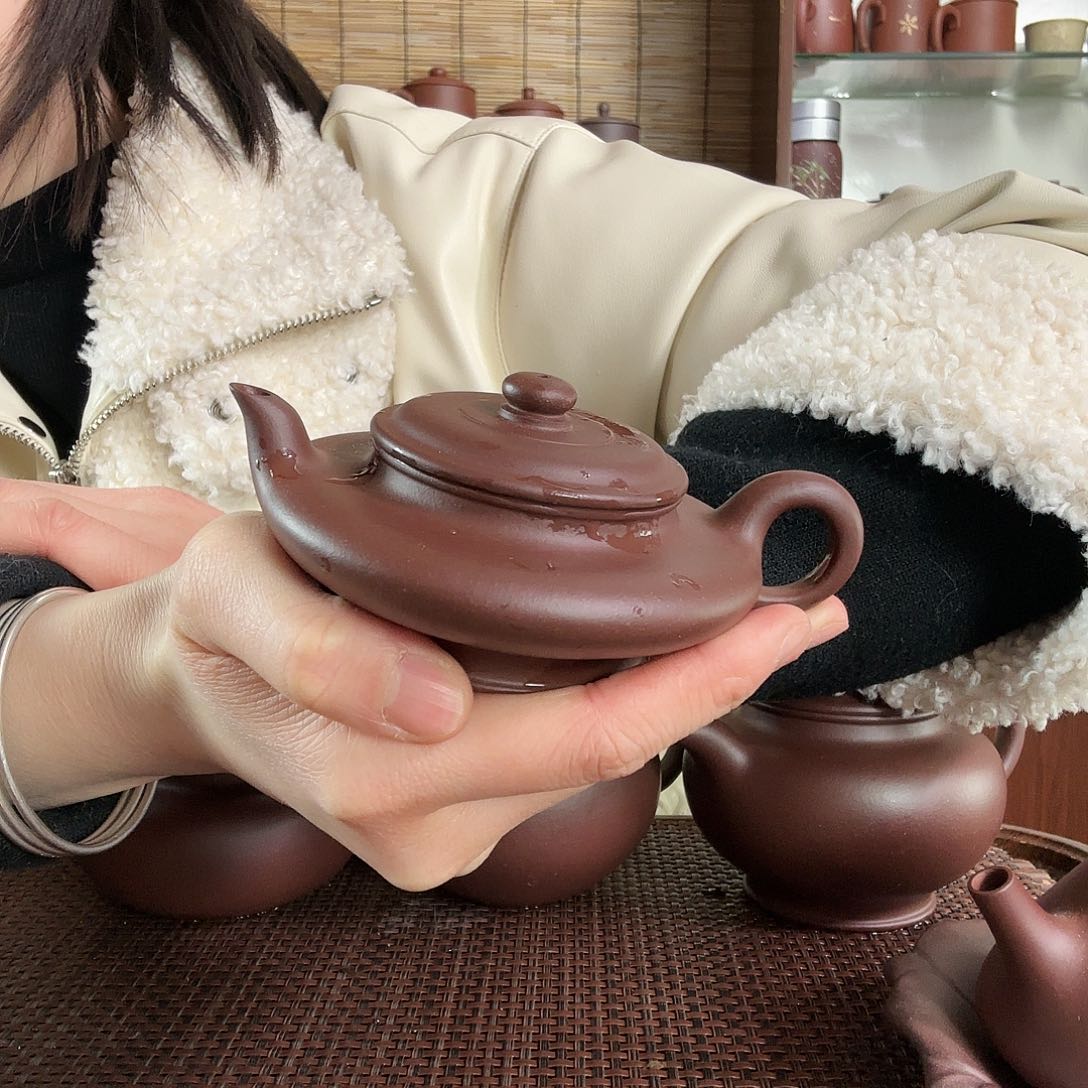 紫砂茶杯中槽清虚扁小壶100CC左右