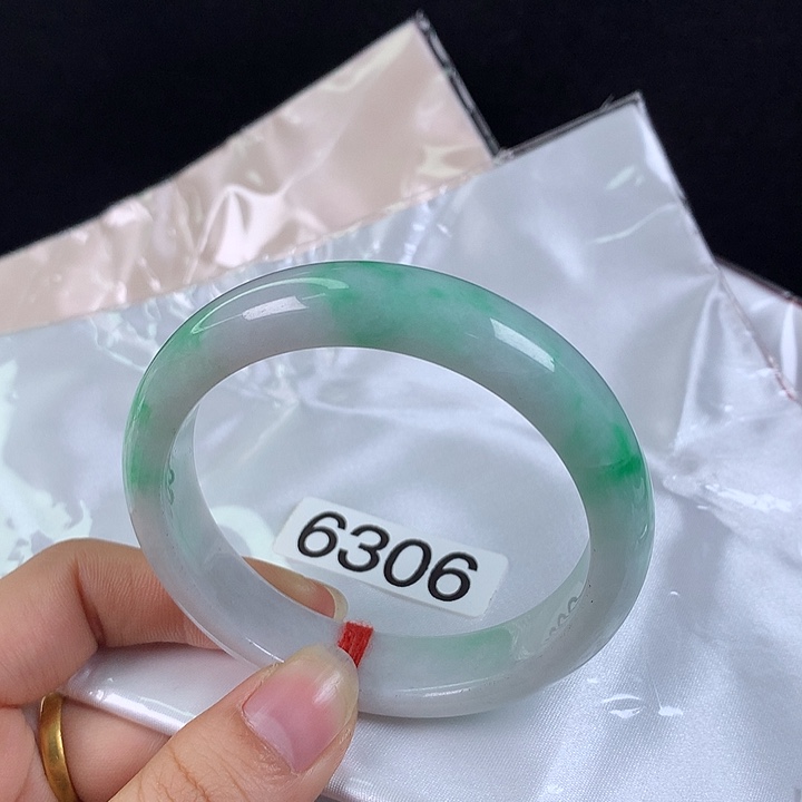 翡翠未镶嵌手镯57圈 小宽胎白底青