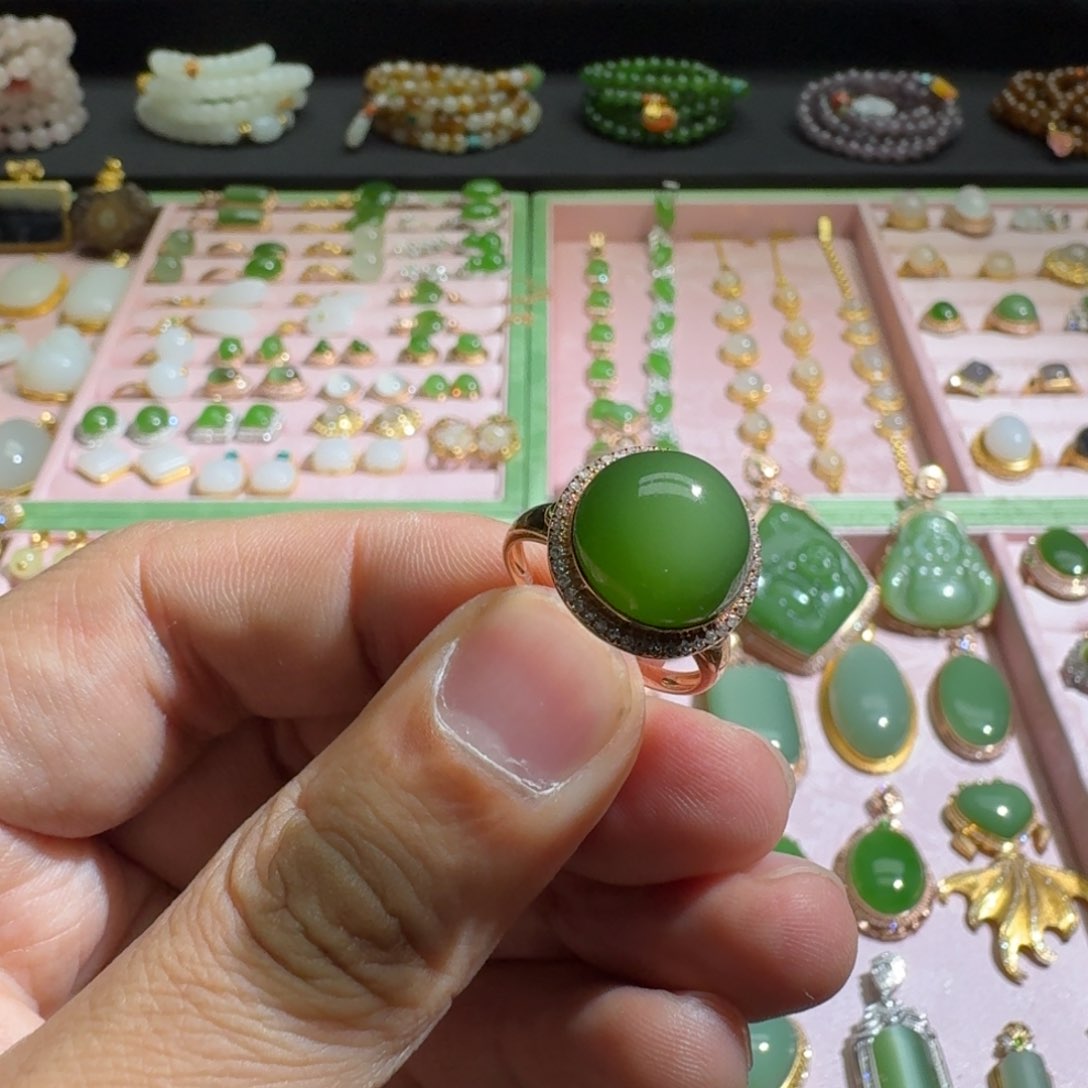 和田玉戒指18K金镶嵌碧玉辣阳绿荧光戒指