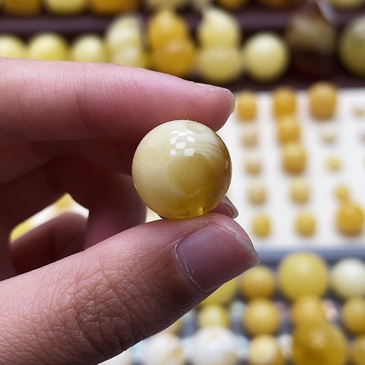 琥珀未镶嵌裸石15.4mm瑕 051
