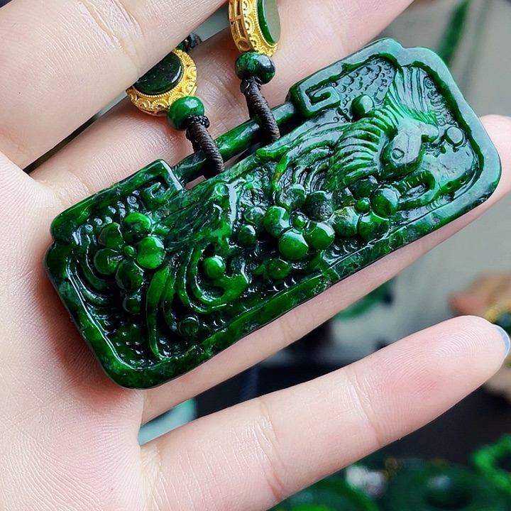 翡翠未镶嵌颈饰多样性