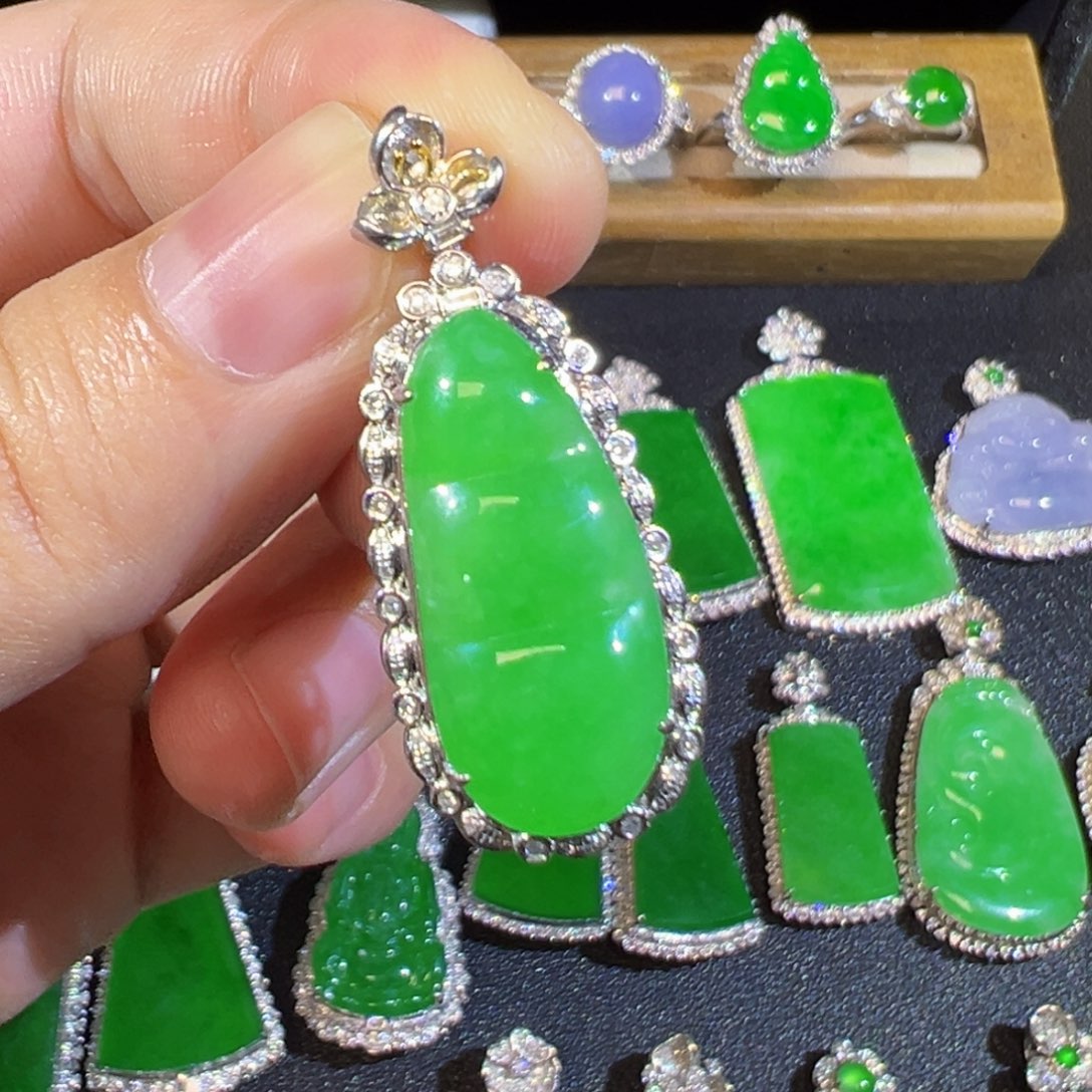 翡翠18K金镶嵌颈饰