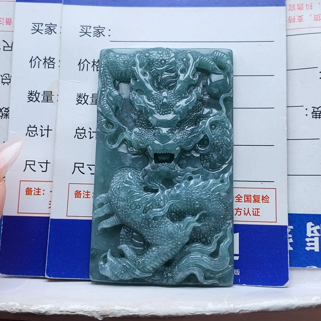 翡翠未镶嵌颈饰龙牌