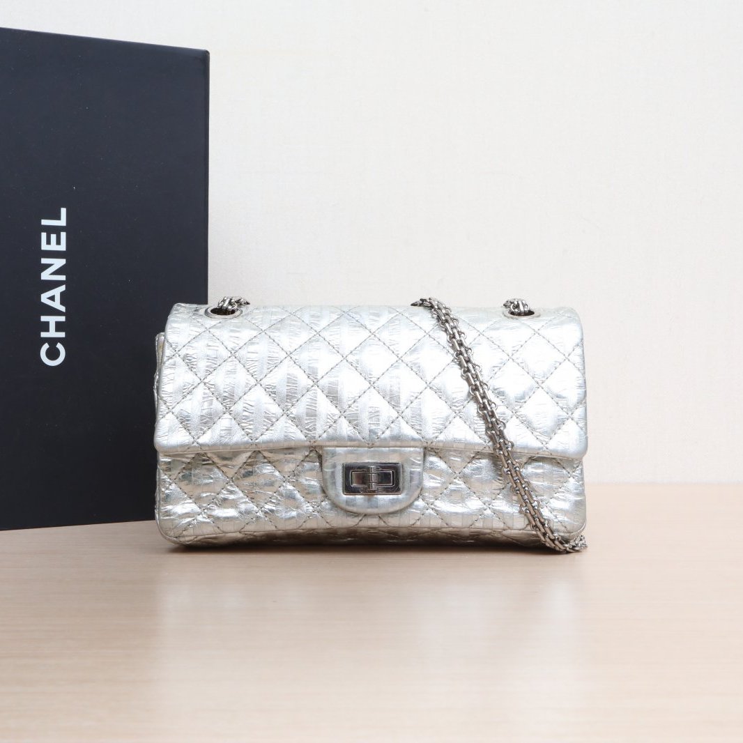 95新 Chanel/香奈儿 定金双双 2.55 风琴三角包 银色 皮革C 12开