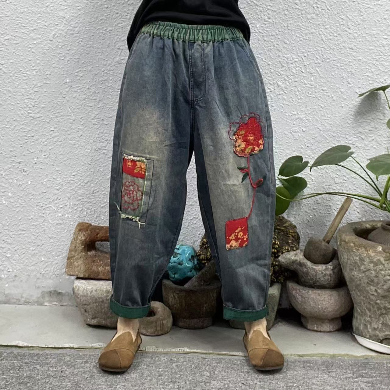 8129左腿贴布绣红玫瑰花撞色绿腰炒色牛仔裤（长88臀围120脚口42