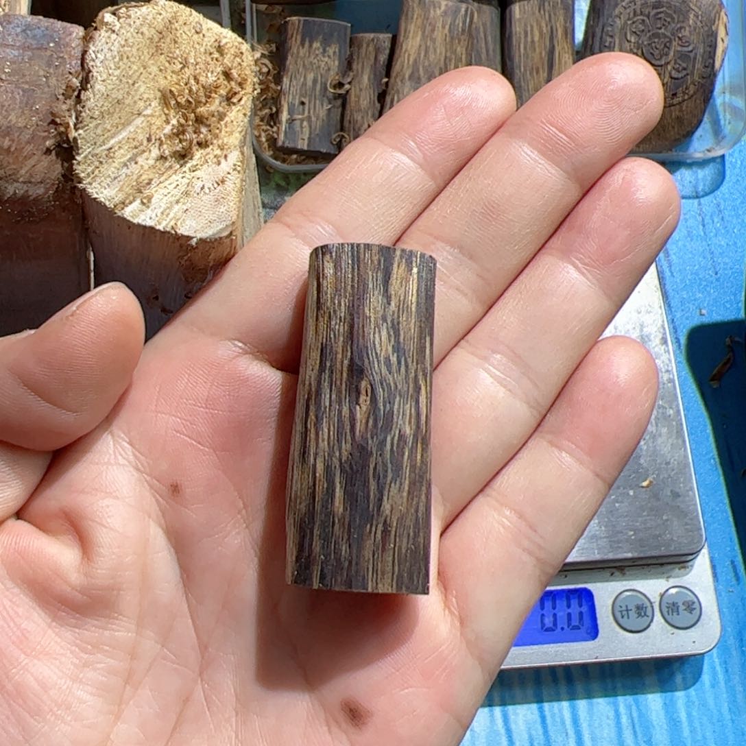 沉香吊坠紫棋素牌6.8克