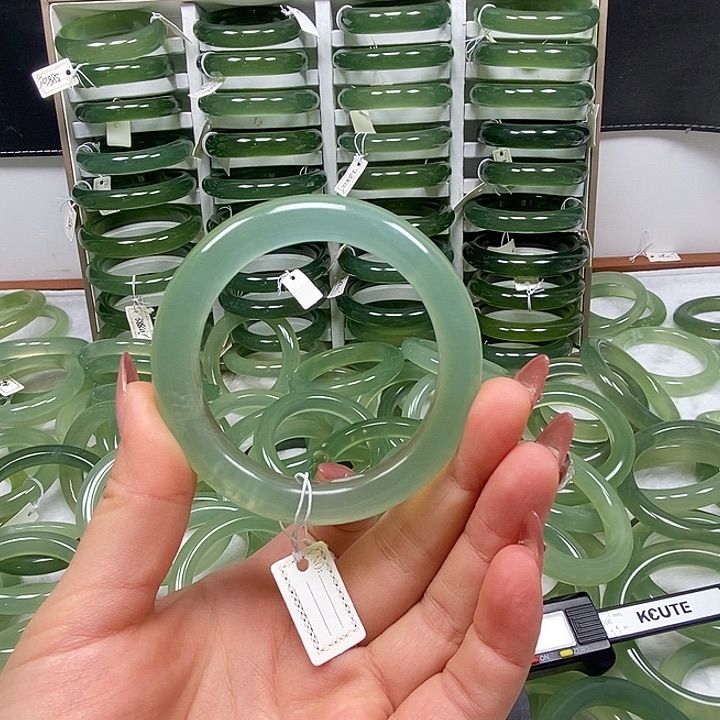 呓***~蛇纹石玉未镶嵌手镯