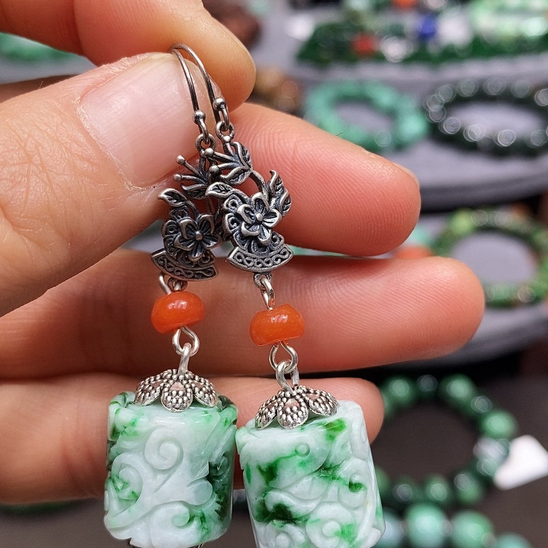 未镶嵌翡翠耳饰漂亮美眉