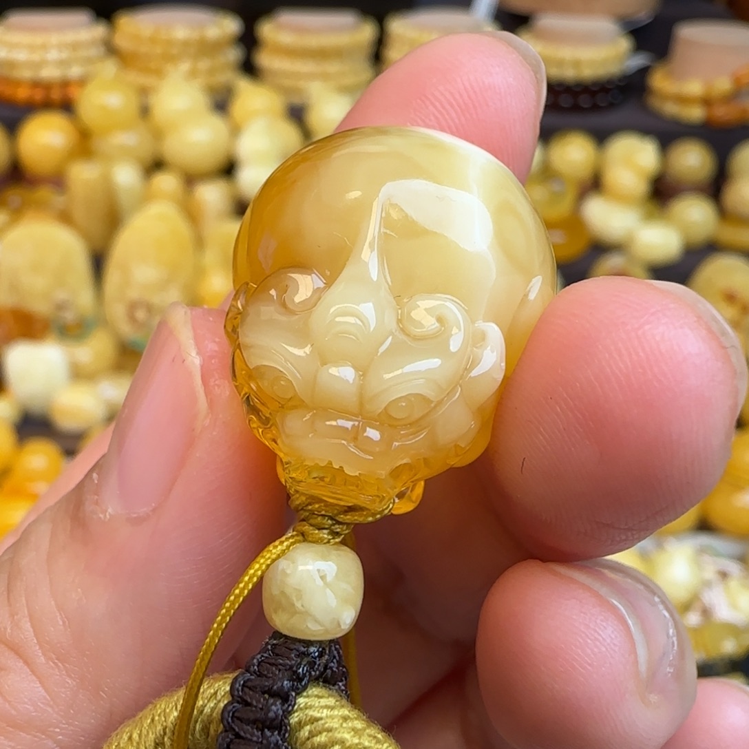 琥珀未镶嵌套链天然俄料溶洞妖花蜜蜡貔貅吊坠