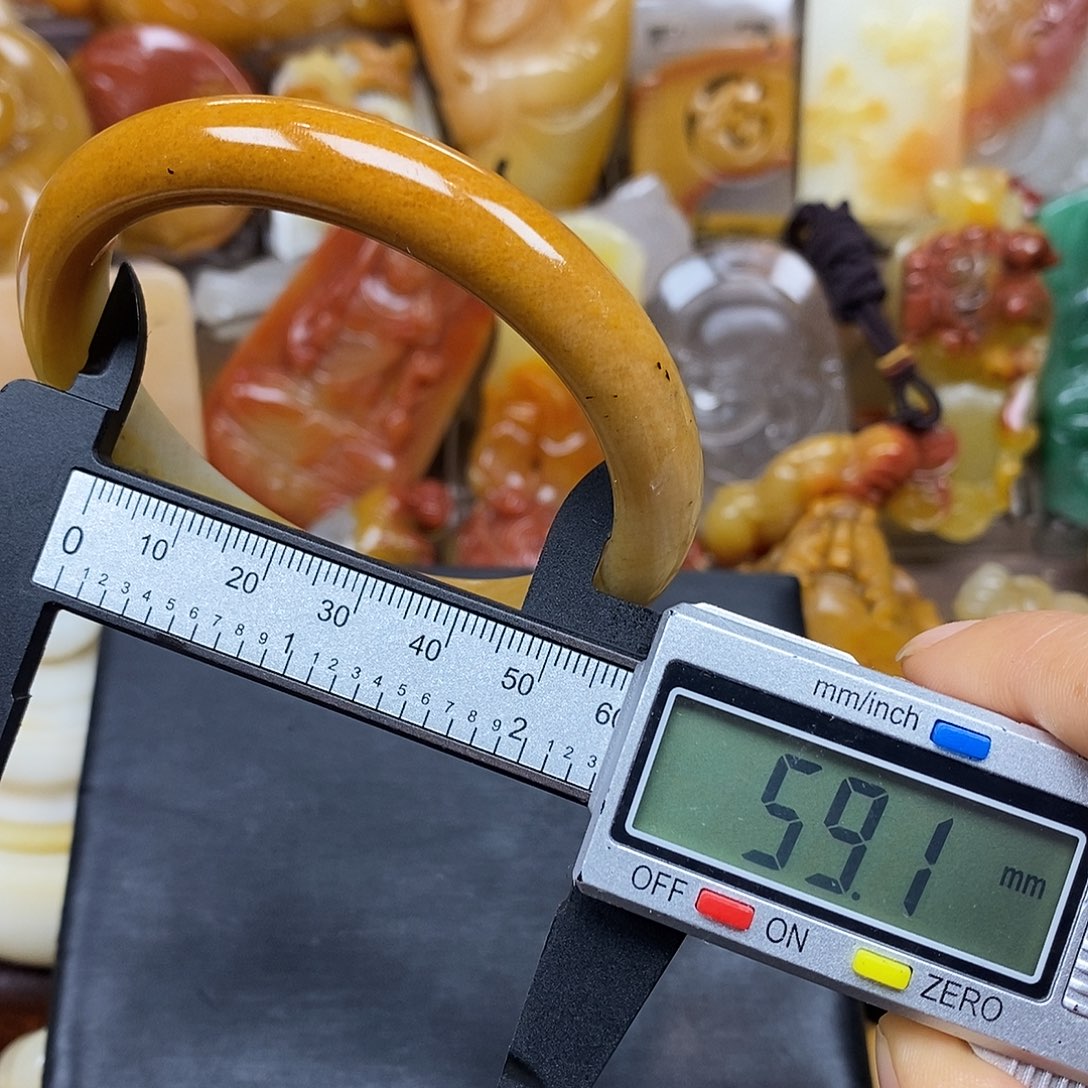 石英质玉（黄龙玉）颈饰未镶嵌