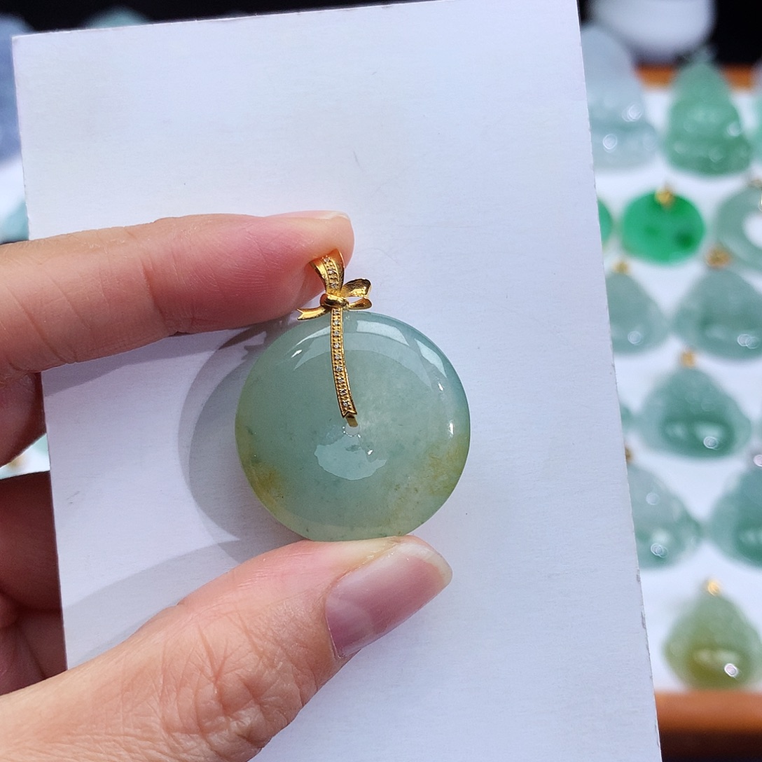 翡翠18K金镶嵌颈饰翡翠吊坠